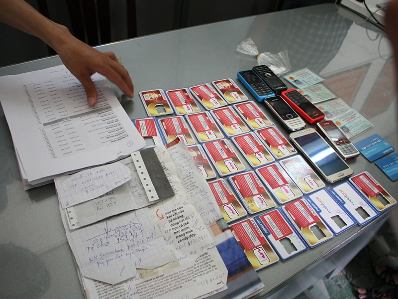 Lực lượng chức năng thu giữ nhiều sim điện thoại, thẻ ATM để điều tra làm rõ